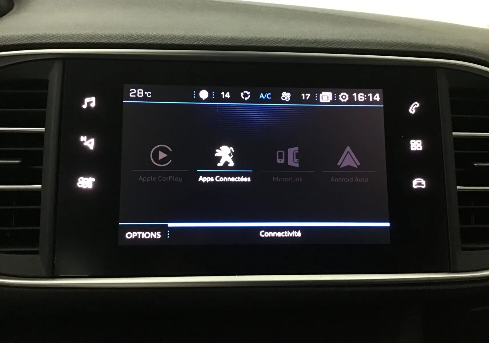 Écran tactile central de la Peugeot 308 SW 2018 affichant les options de connectivité avec logo Peugeot au centre.