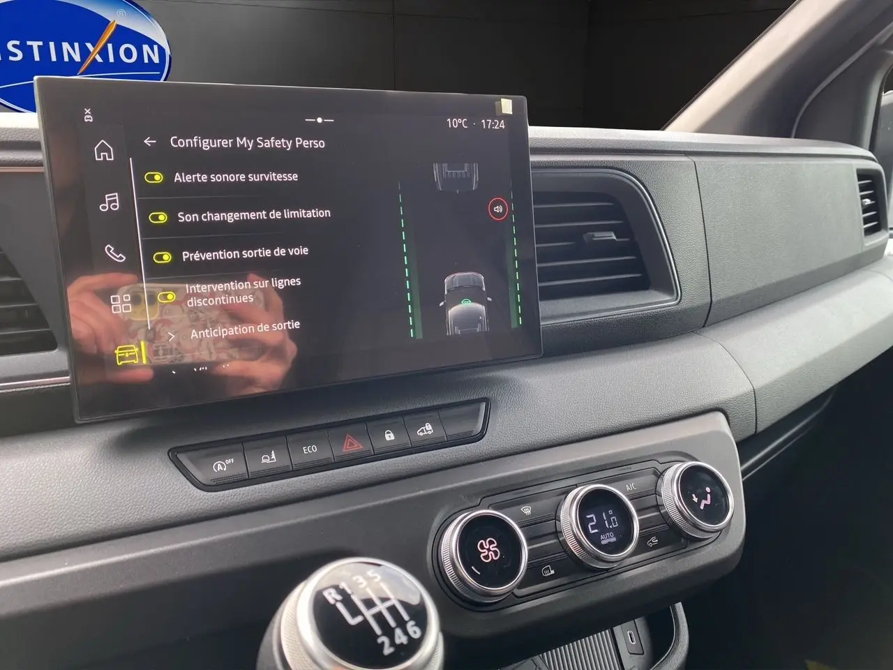 Vue intérieure du tableau de bord du Renault Master 2025, avec écran tactile et commandes climatisation en gros plan.