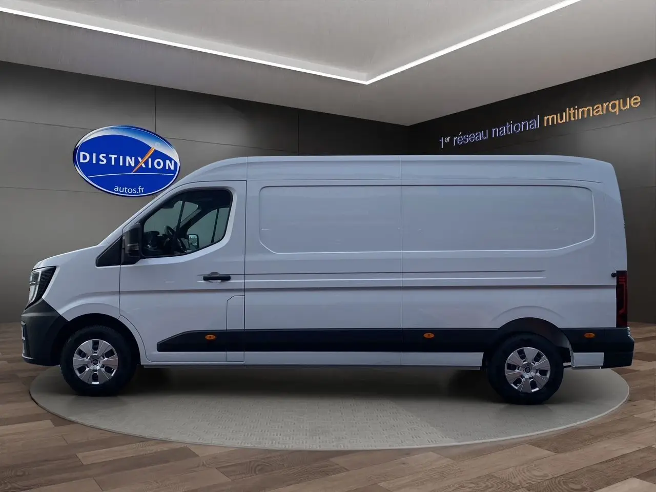 Vue de profil côté gauche d’un Renault Master blanc 2025 avec bas de caisse noir et jantes argentées.