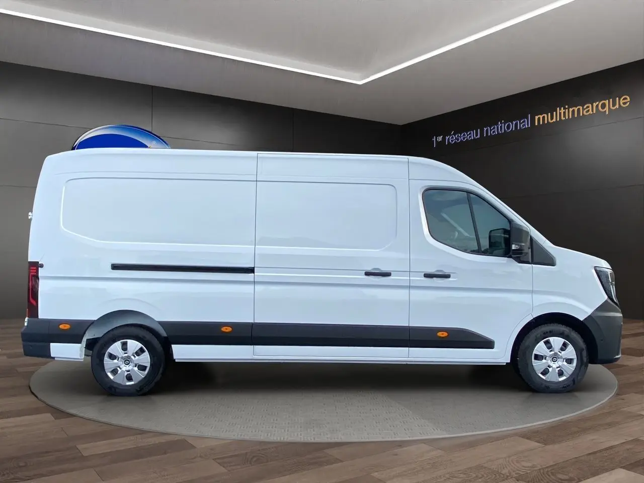 Vue latérale droite du Renault Master blanc 2025 avec portes arrière tôlées et enjoliveurs argentés.