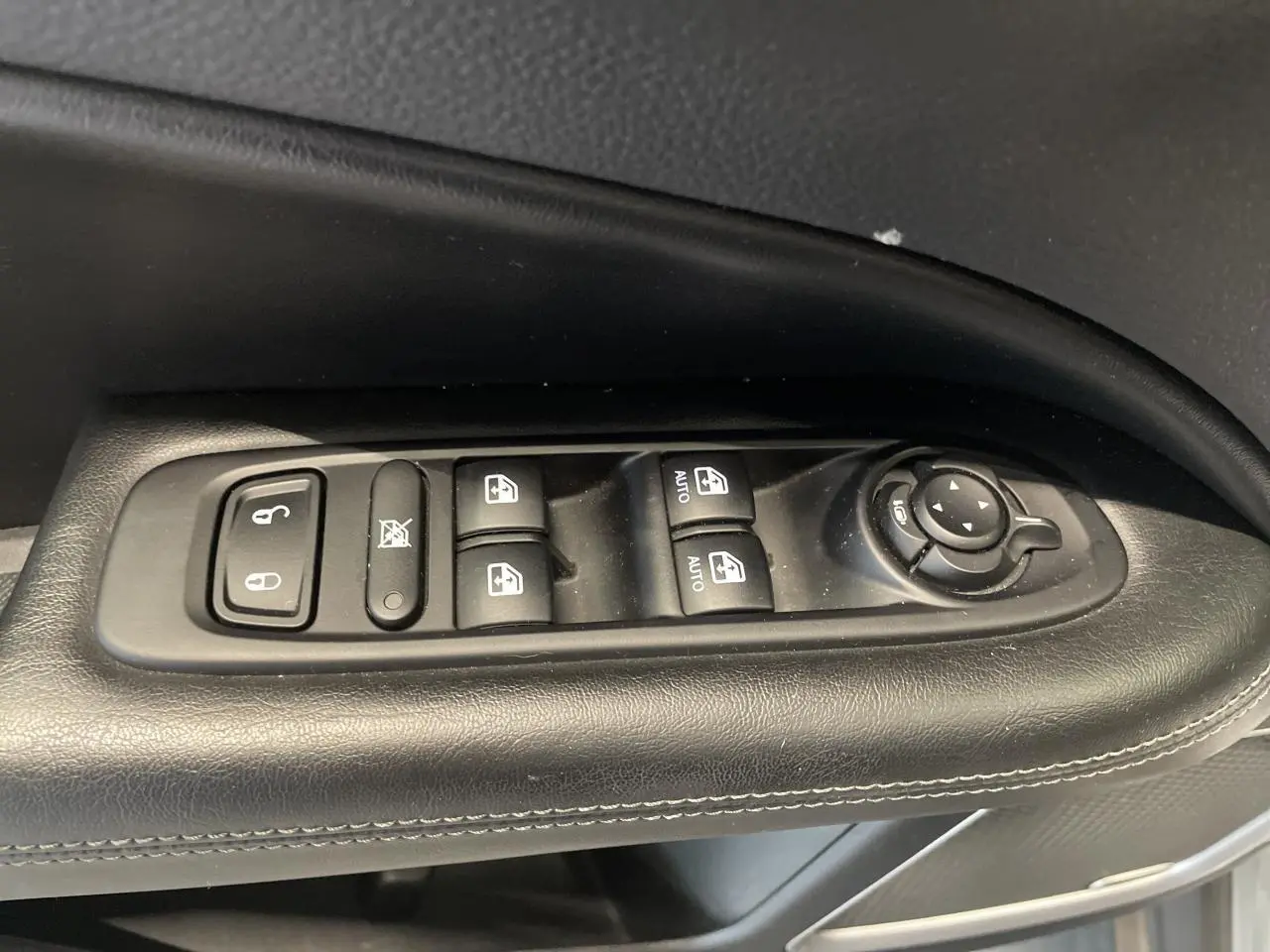 Panneau de commandes des vitres et rétroviseurs côté conducteur en cuir noir sur Jeep Compass Trailhawk 2021.