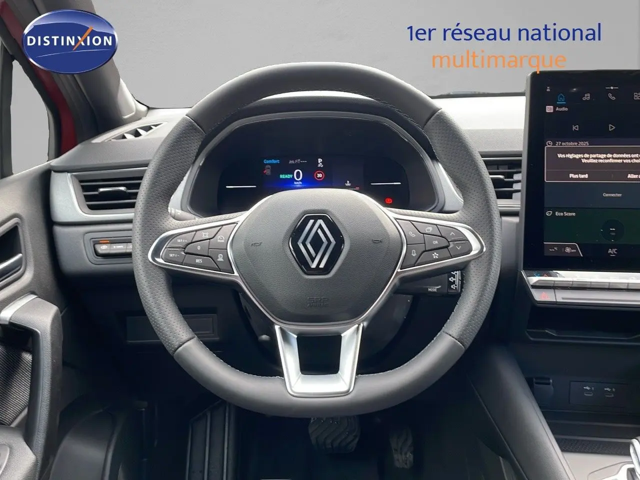 Vue intérieure centrée sur le volant du Renault Captur E-Tech hybride 2025 avec tableau de bord numérique et écran tactile.