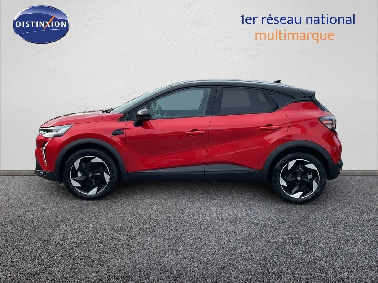 Profil côté gauche du Renault Captur E-Tech hybride rouge passion avec toit noir et jantes bi-ton 18 pouces.