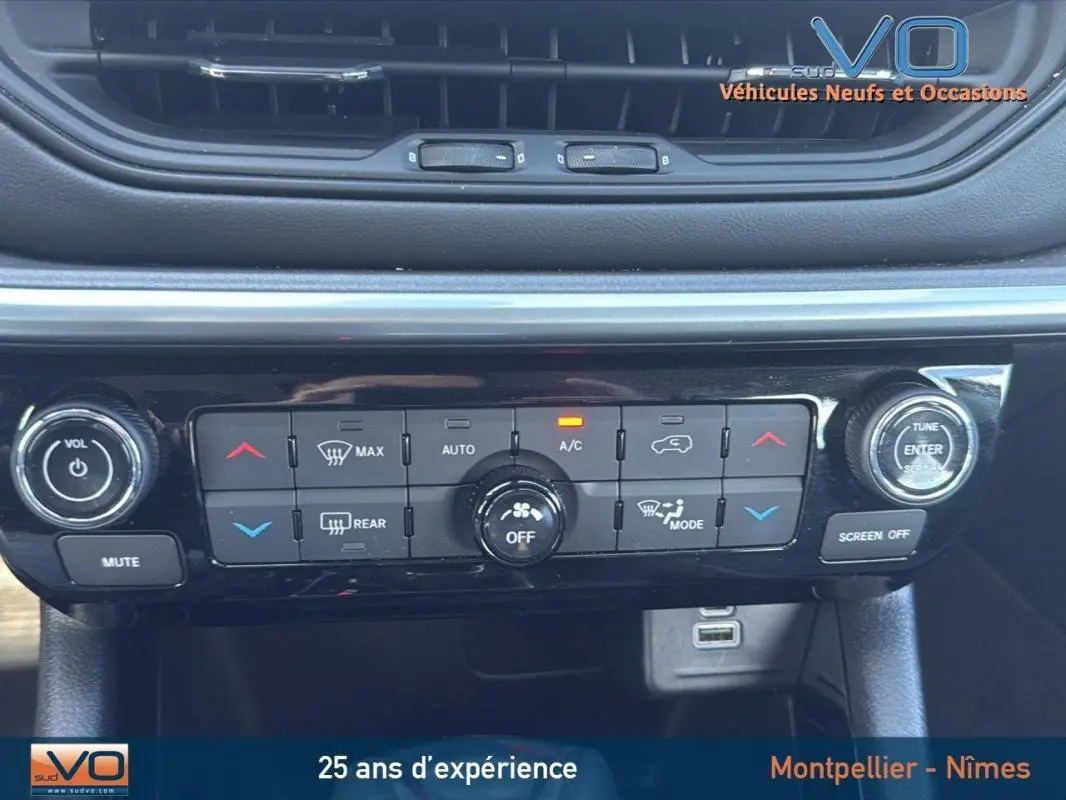 Panneau de commande de climatisation et audio du Jeep Compass blanc 2024, avec écran tactile et prise USB visible