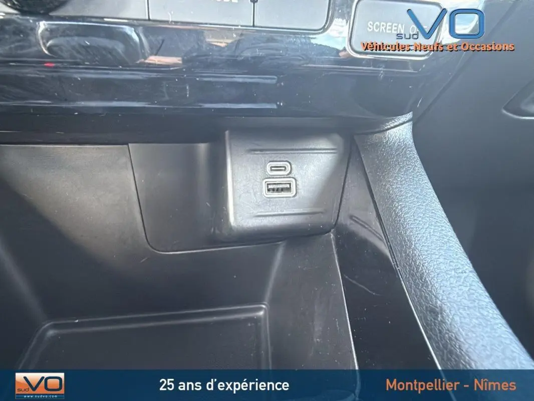 Prise USB type C et USB classique dans la console centrale d'un Jeep Compass blanc 2024, version e-Hybrid Altitude
