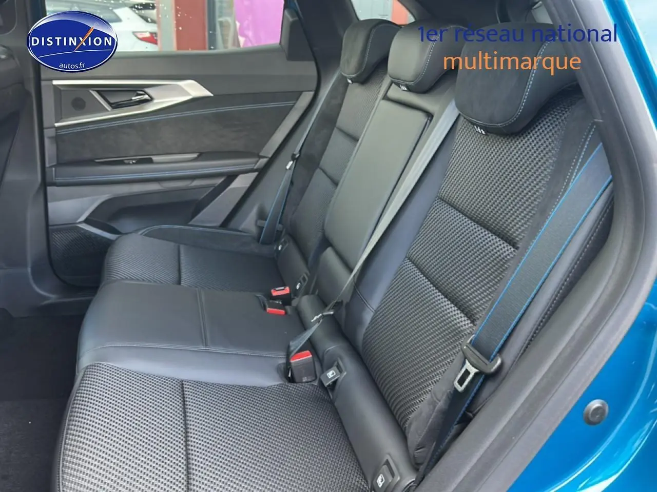 Vue côté droit sur la banquette arrière noire avec surpiqûres bleues du Renault Austral bleu esprit alpine.