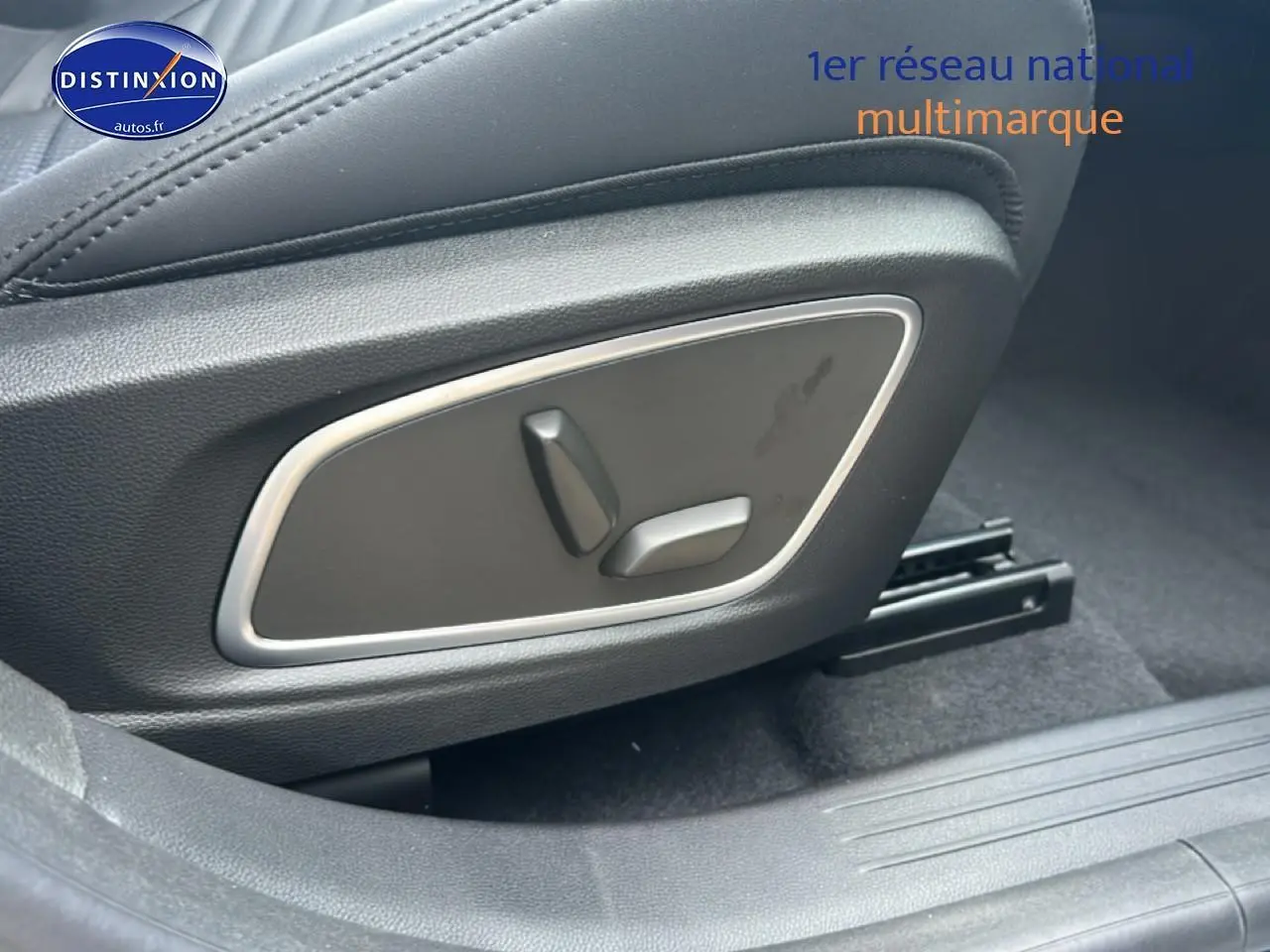 Gros plan sur les commandes électriques du siège avant côté droit d’un Renault Austral bleu esprit alpine.