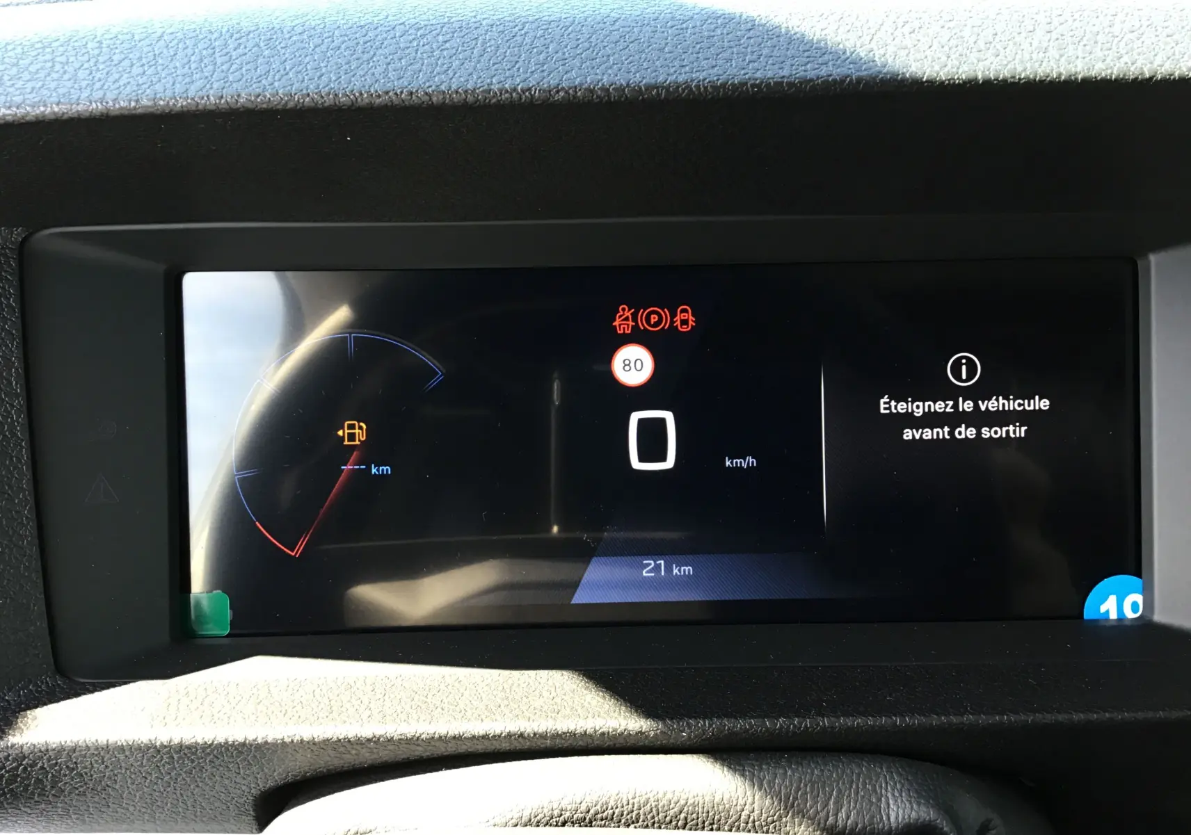 Affichage numérique du tableau de bord du Peugeot Expert Fourgon blanc 2025, indiquant 0 km/h et message d'arrêt du véhicule.