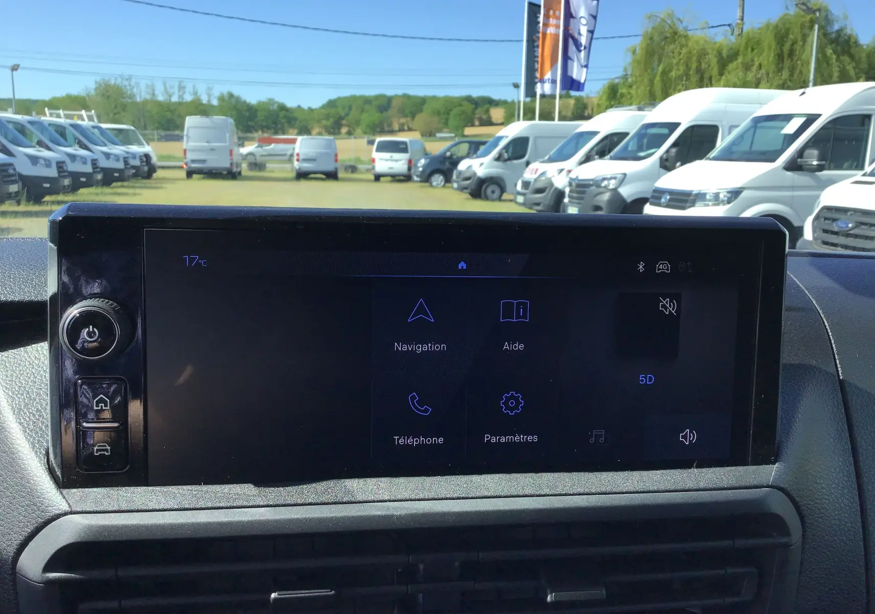 Vue intérieure du tableau de bord du Peugeot Expert Fourgon 2025, écran tactile affichant navigation et paramètres.