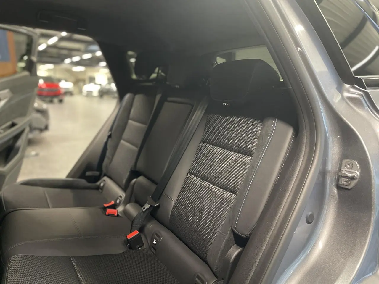 Vue côté droit sur la banquette arrière gris foncé en tissu et Alcantara du Renault Austral gris métallisé.