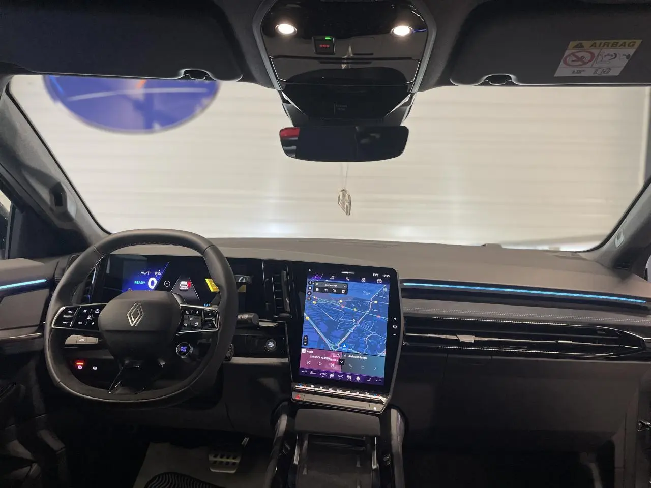 Intérieur du Renault Austral 2025, vue frontale du tableau de bord avec écran tactile vertical et volant multifonction noir.