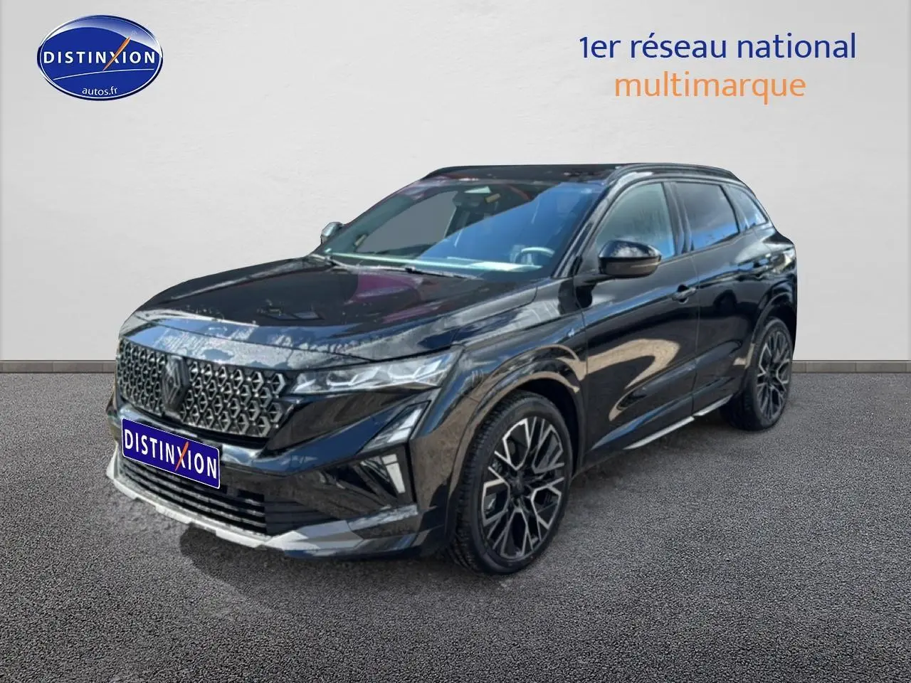 Renault Austral noir en 3/4 avant droit, avec jantes alliage 20 pouces et calandre distinctive esprit Alpine.