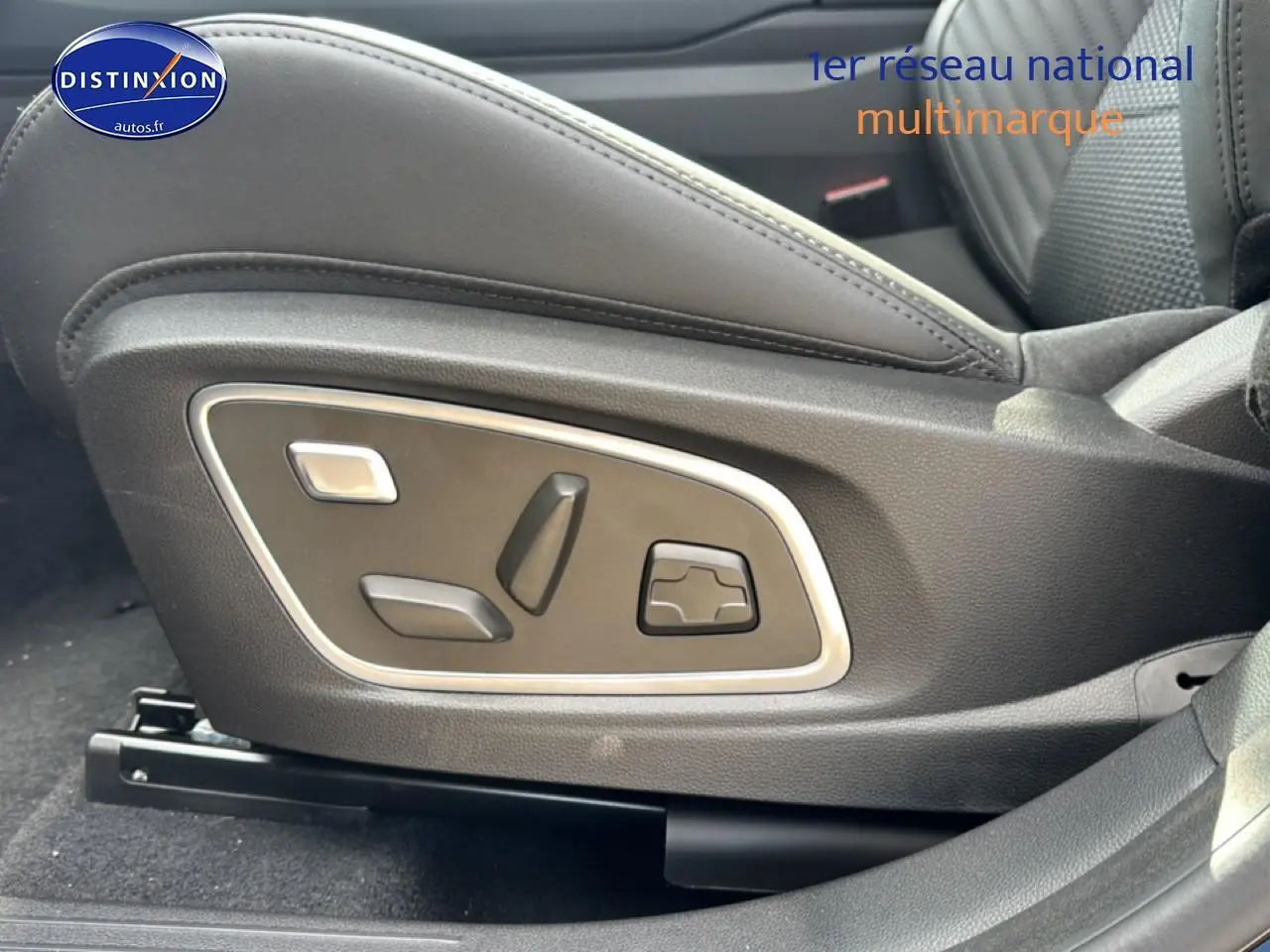 Gros plan sur les commandes électriques du siège conducteur noir du Renault Austral 1.2 e-tech full hybrid 200 esprit alpine.