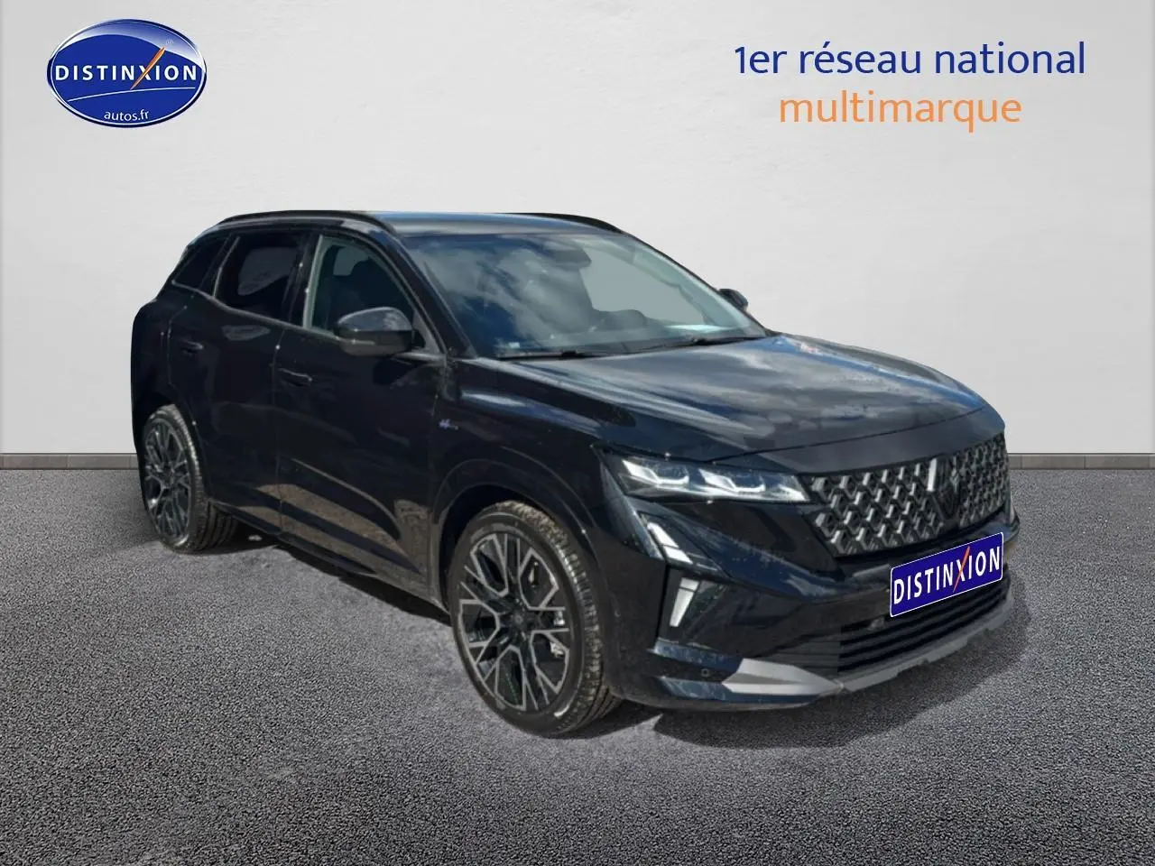 Vue 3/4 avant gauche d'un Renault Austral noir avec calandre distinctive et jantes alliage 20 pouces.