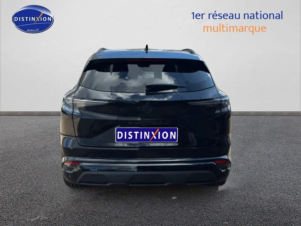 Vue arrière d'un Renault Austral noir 2026 avec feux arrière LED et barres de toit visibles.