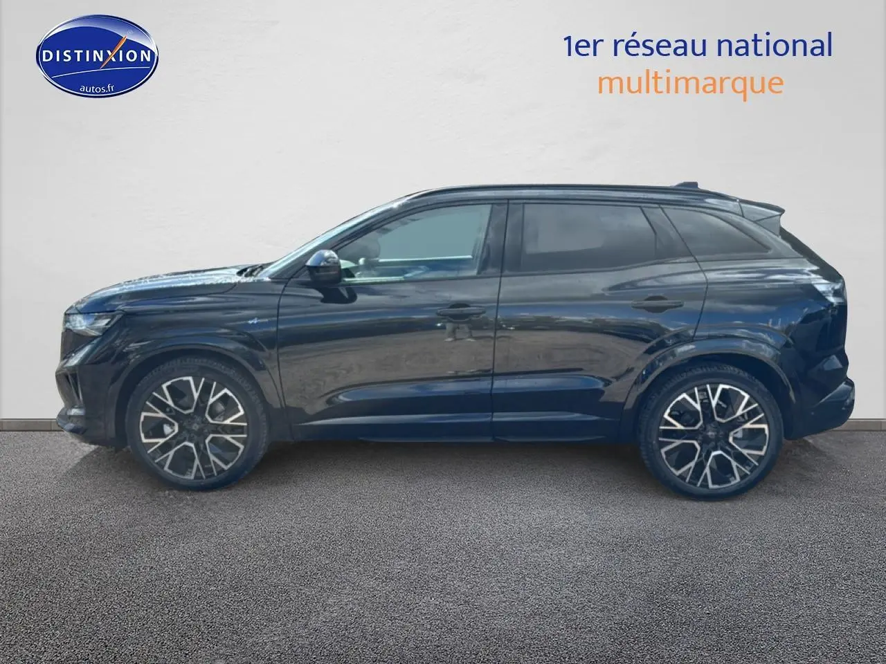 Profil droit du Renault Austral noir 2026 avec jantes alliage 20 pouces et barres de toit visibles.