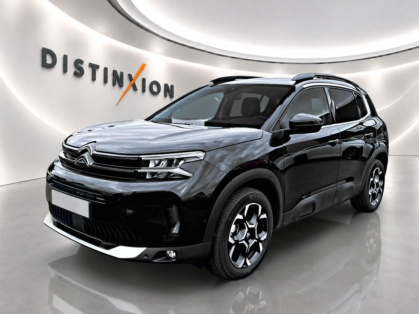 Citroën C5 Aircross noir vue 3/4 avant droit, avec jantes alu et signature lumineuse LED distinctive.