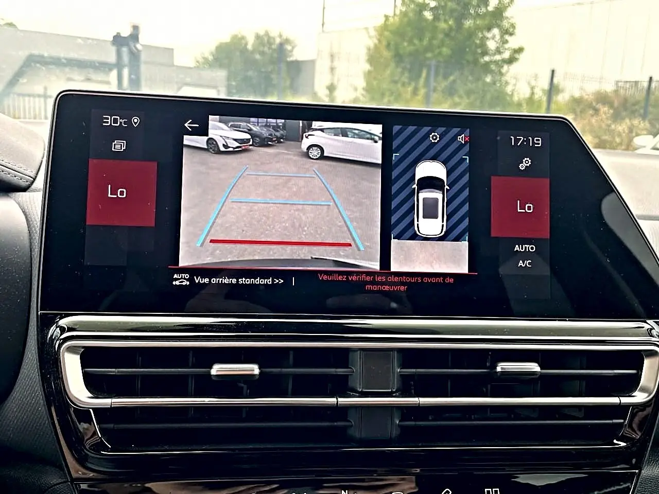 Écran tactile intérieur du Citroën C5 Aircross noir montrant la caméra de recul et vue panoramique 360° en journée.