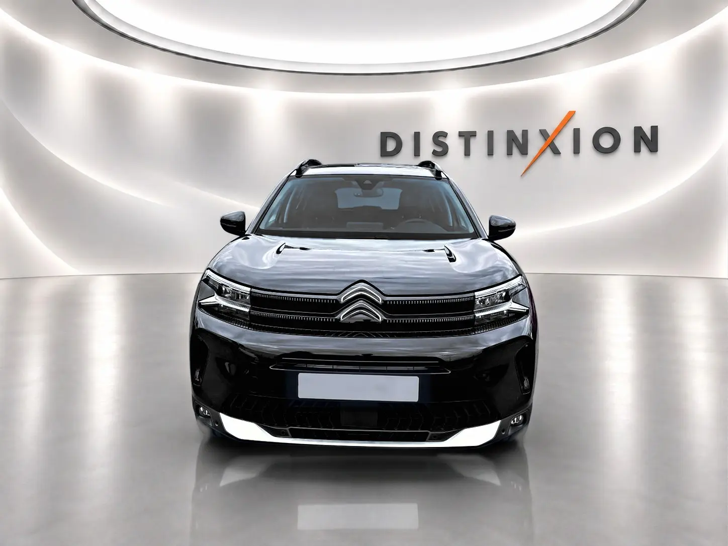 Vue frontale d'un Citroën C5 Aircross noir 2025 dans un showroom lumineux avec logo Distinxion en arrière-plan.