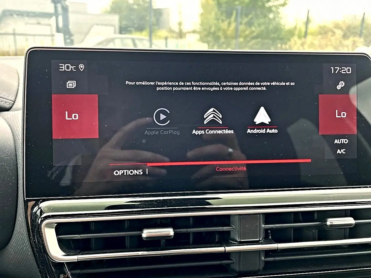 Écran tactile central du tableau de bord du Citroën C5 Aircross noir, affichant les options Apple CarPlay et Android Auto.