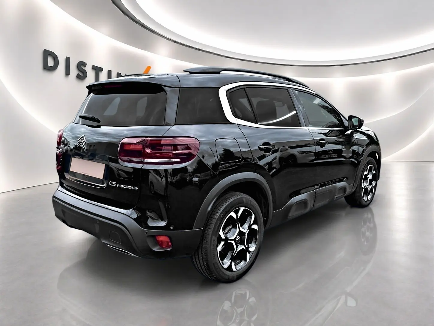 Vue 3/4 arrière droite du Citroën C5 Aircross noir brillant avec jantes alu et vitres arrière teintées.