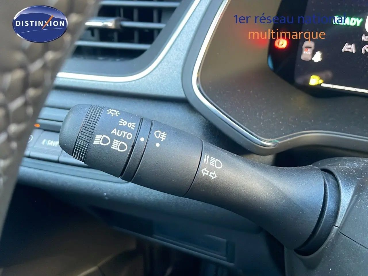 Gros plan sur la commande des phares et clignotants du Renault Captur E-Tech Hybrid 2025, intérieur noir.