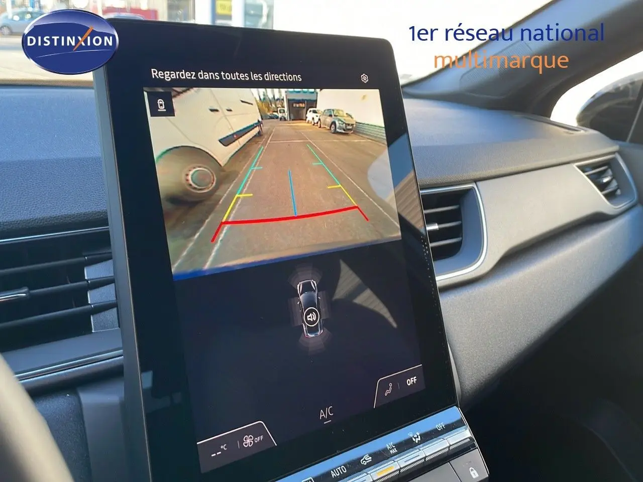 Écran tactile intérieur du Renault Captur E-Tech Hybrid 2025 affichant la caméra de recul et les commandes climatisation.