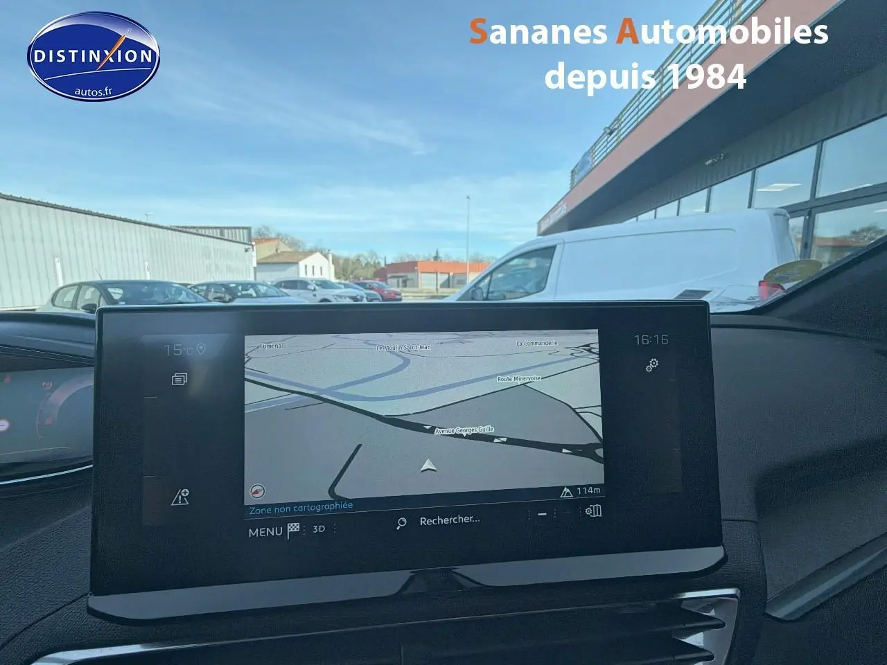 Vue intérieure du tableau de bord du Peugeot 3008 gris foncé, avec écran tactile de navigation 10 pouces en évidence.