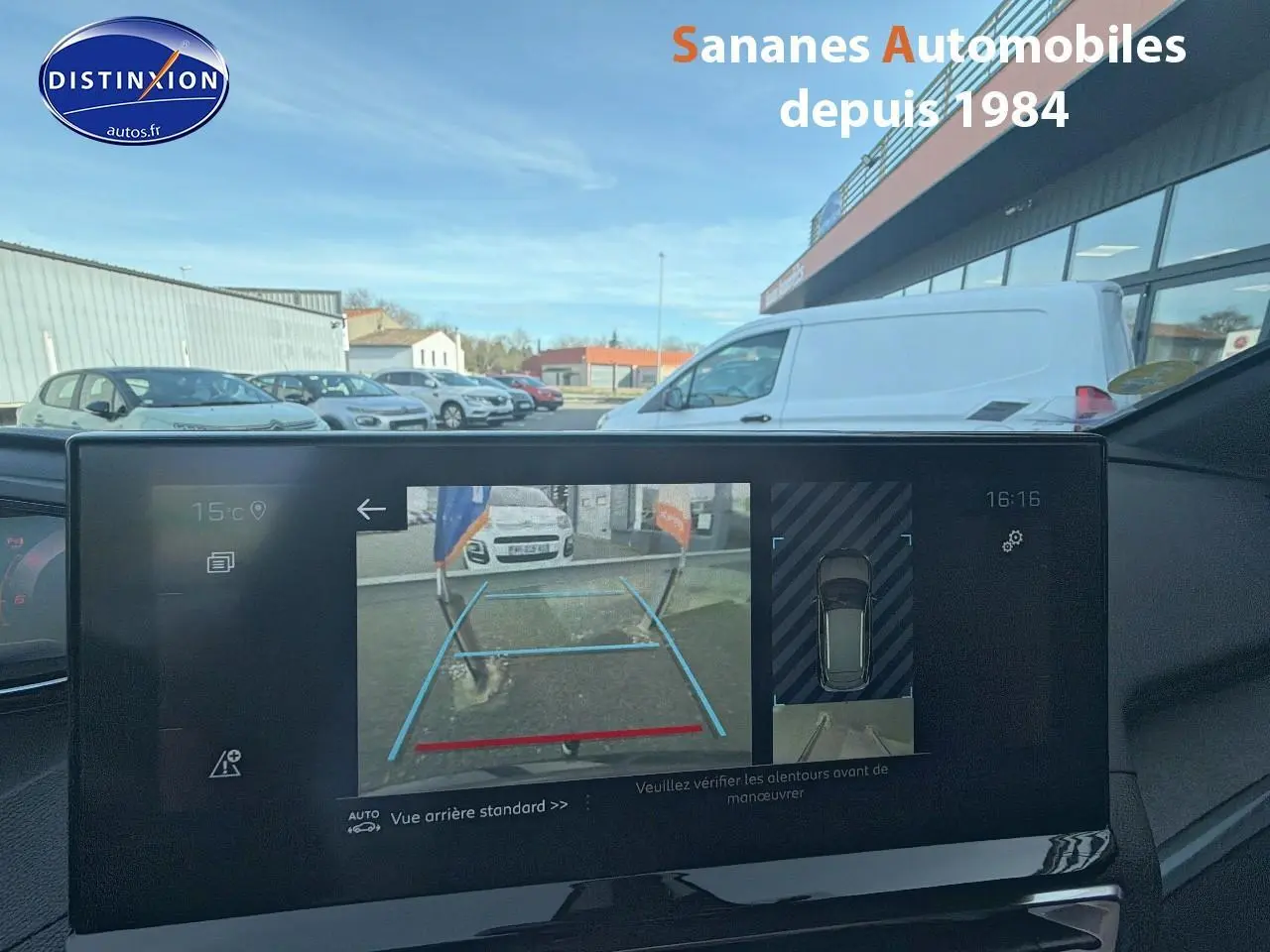 Vue intérieure sur l'écran tactile 10'' affichant la caméra de recul du Peugeot 3008 gris foncé GT Pack Black.