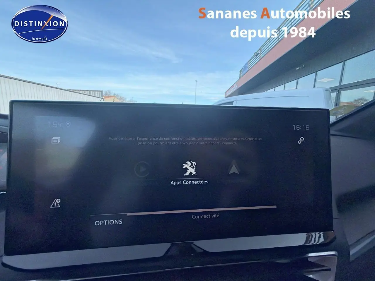 Écran tactile central du Peugeot 3008 GT Pack Black, affichant les applications connectées, intérieur noir.