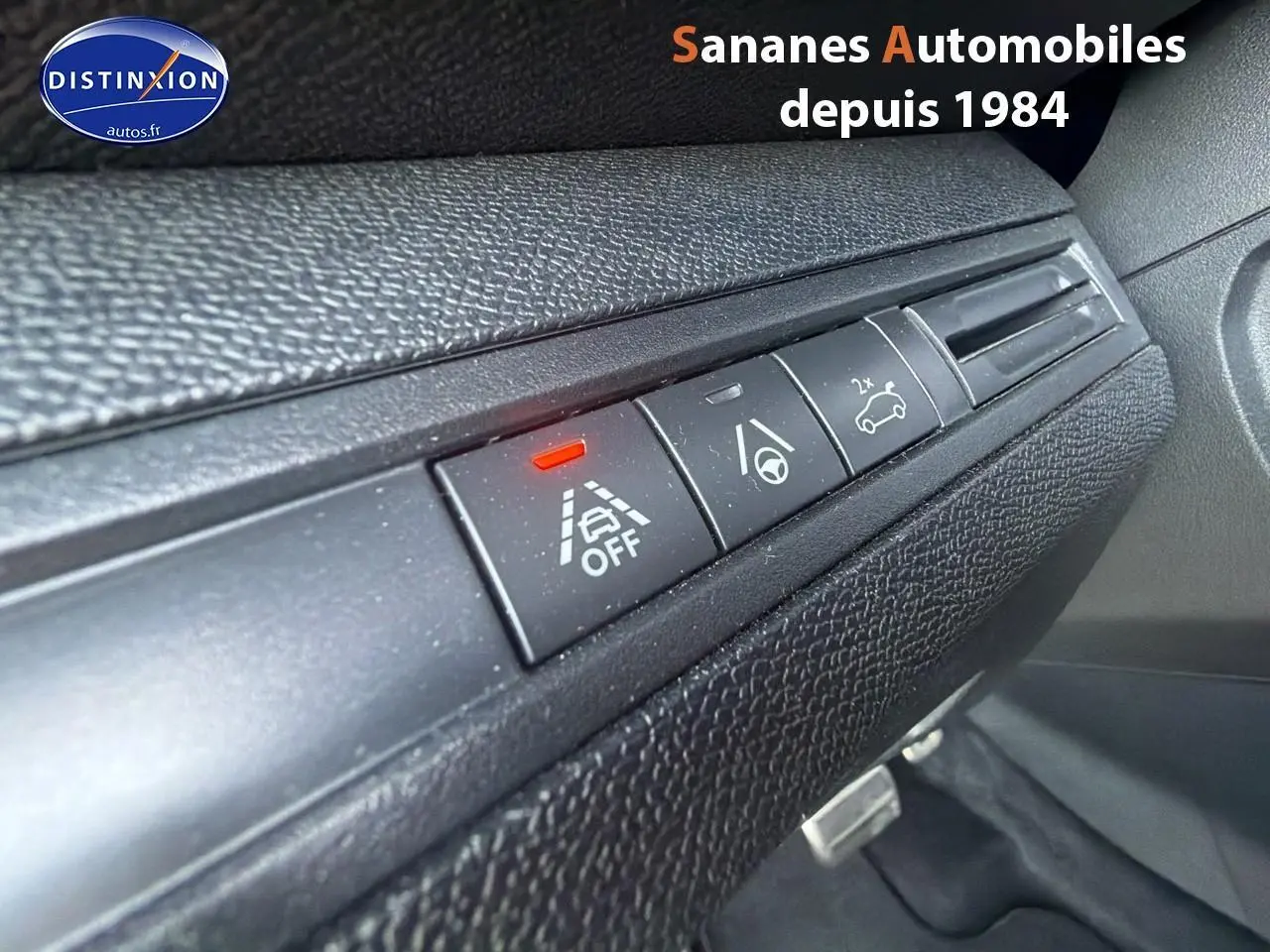 Gros plan sur les boutons de contrôle d’aide à la conduite dans l’habitacle du Peugeot 3008 gris foncé GT Pack Black.