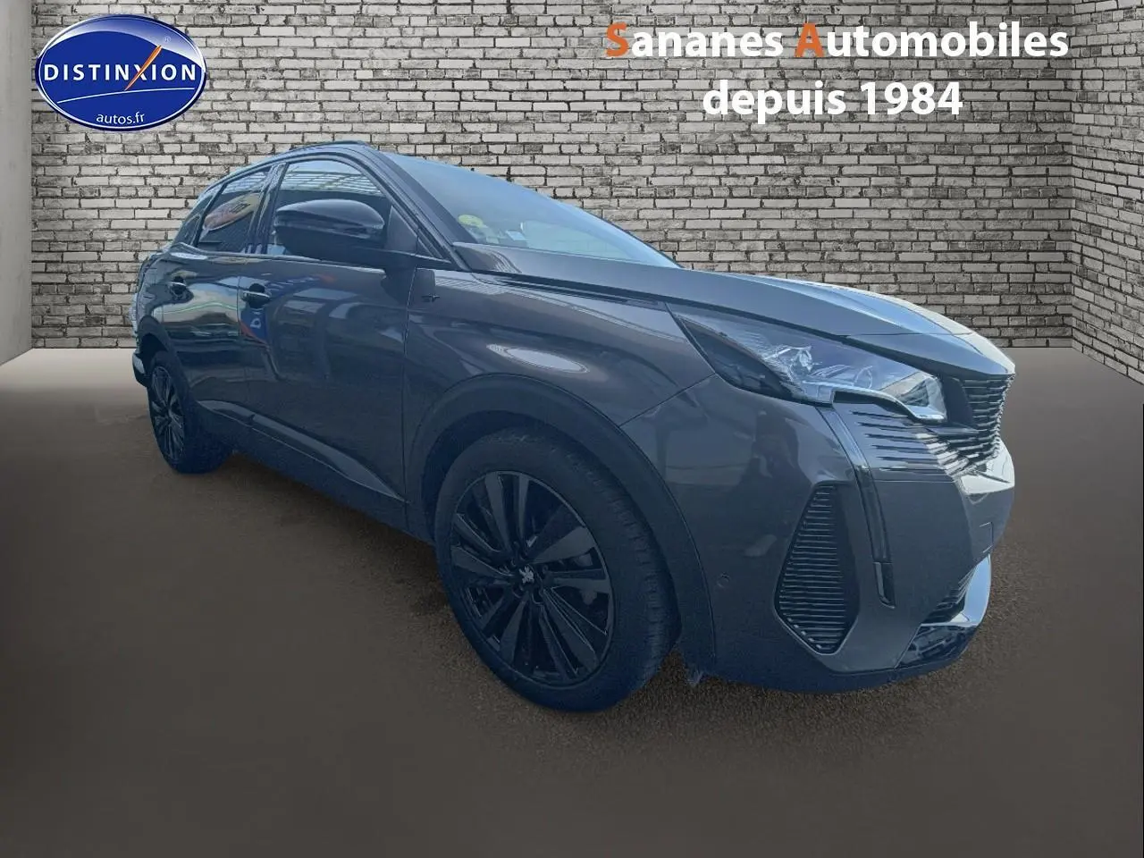Peugeot 3008 gris foncé en 3/4 avant droit avec jantes noires et détails Black Pack visibles.