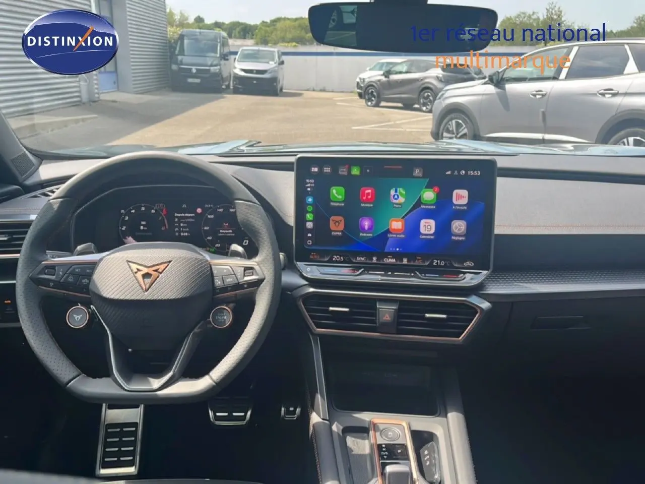 Vue intérieure du tableau de bord de la CUPRA Formentor 1.5 eTSI 150CH DSG7 avec écran tactile et volant multifonction noir.