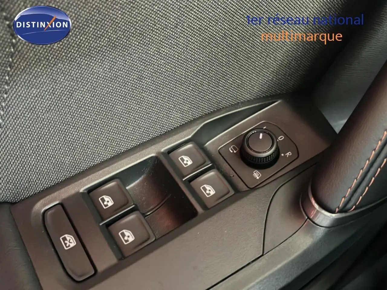 Gros plan sur les commandes des vitres et rétroviseurs côté conducteur du CUPRA Formentor bleu Fjord 2026.