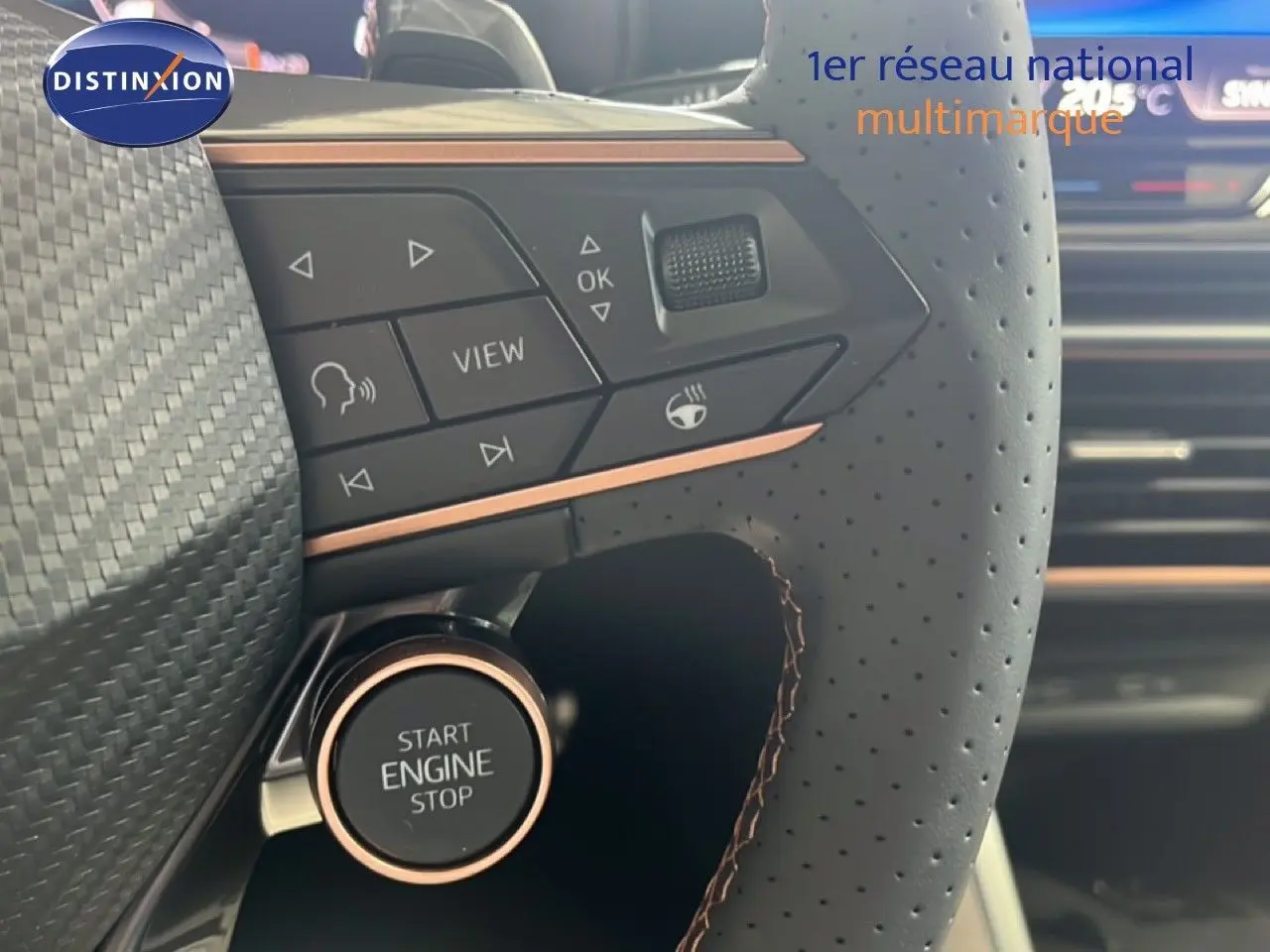 Détail du bouton Start Engine Stop sur le volant perforé noir avec surpiqûres marron du CUPRA Formentor 2026.