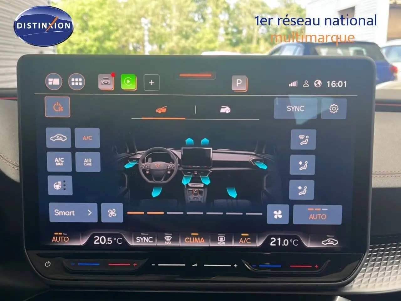 Écran tactile central affichant le contrôle de la climatisation du CUPRA Formentor 1.5 eTSI 150CH en intérieur noir.