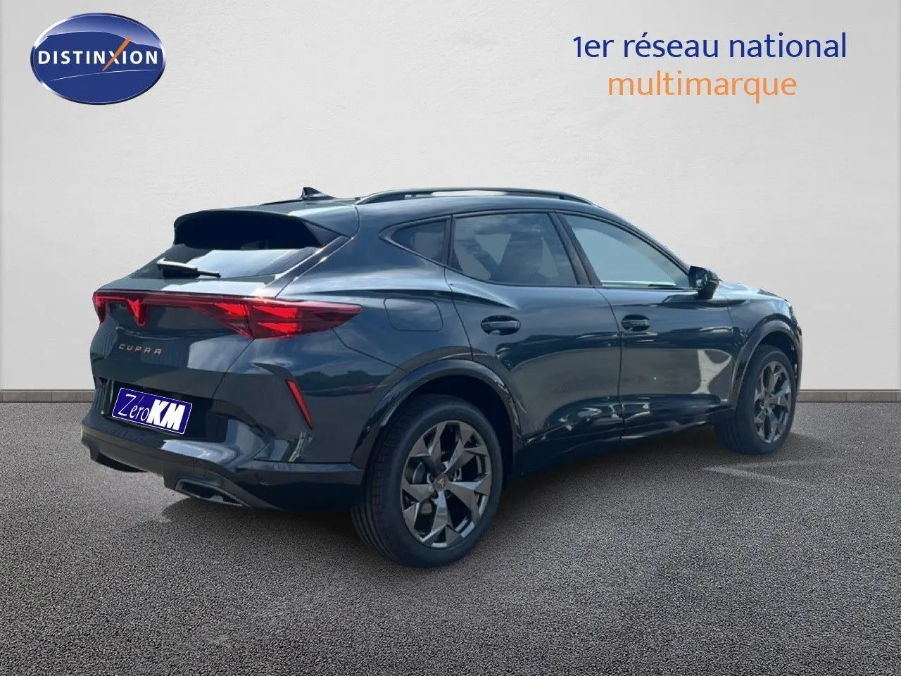 Vue 3/4 arrière droite d'un CUPRA Formentor bleu Fjord Metal avec jantes alliage et feux arrière LED distinctifs.