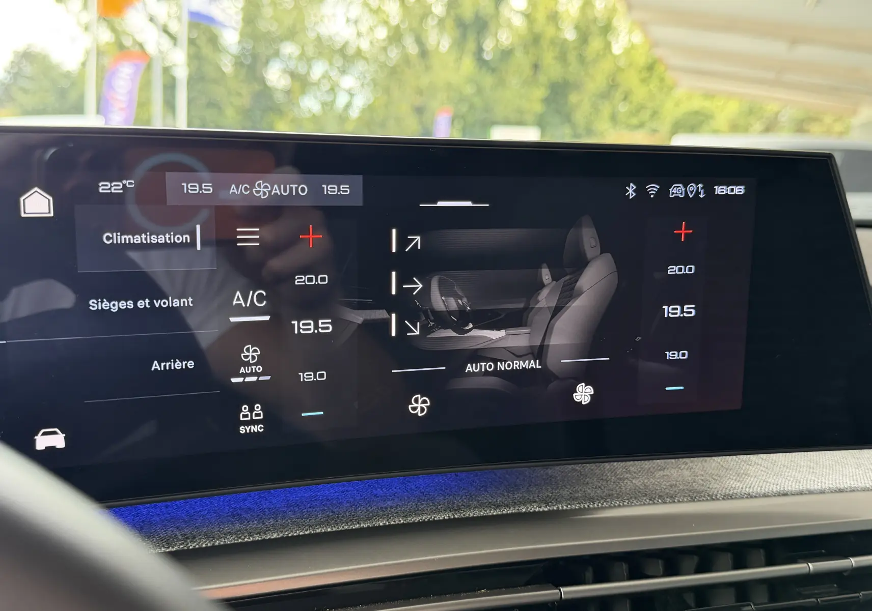 Écran tactile intérieur du Peugeot 1007 gris artense montrant les réglages de climatisation et sièges chauffants.