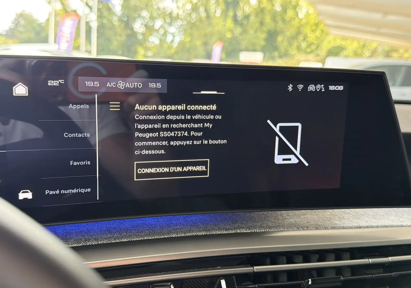 Écran tactile central affichant la connexion Bluetooth dans un Peugeot 1007 gris Artense, vue intérieure frontale.