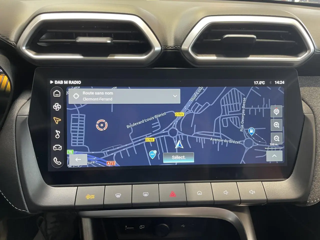 Vue rapprochée de l’écran tactile central du MG Motor ZS 1.5 Hybrid+ 2026 avec navigation affichée et aérateurs noirs.