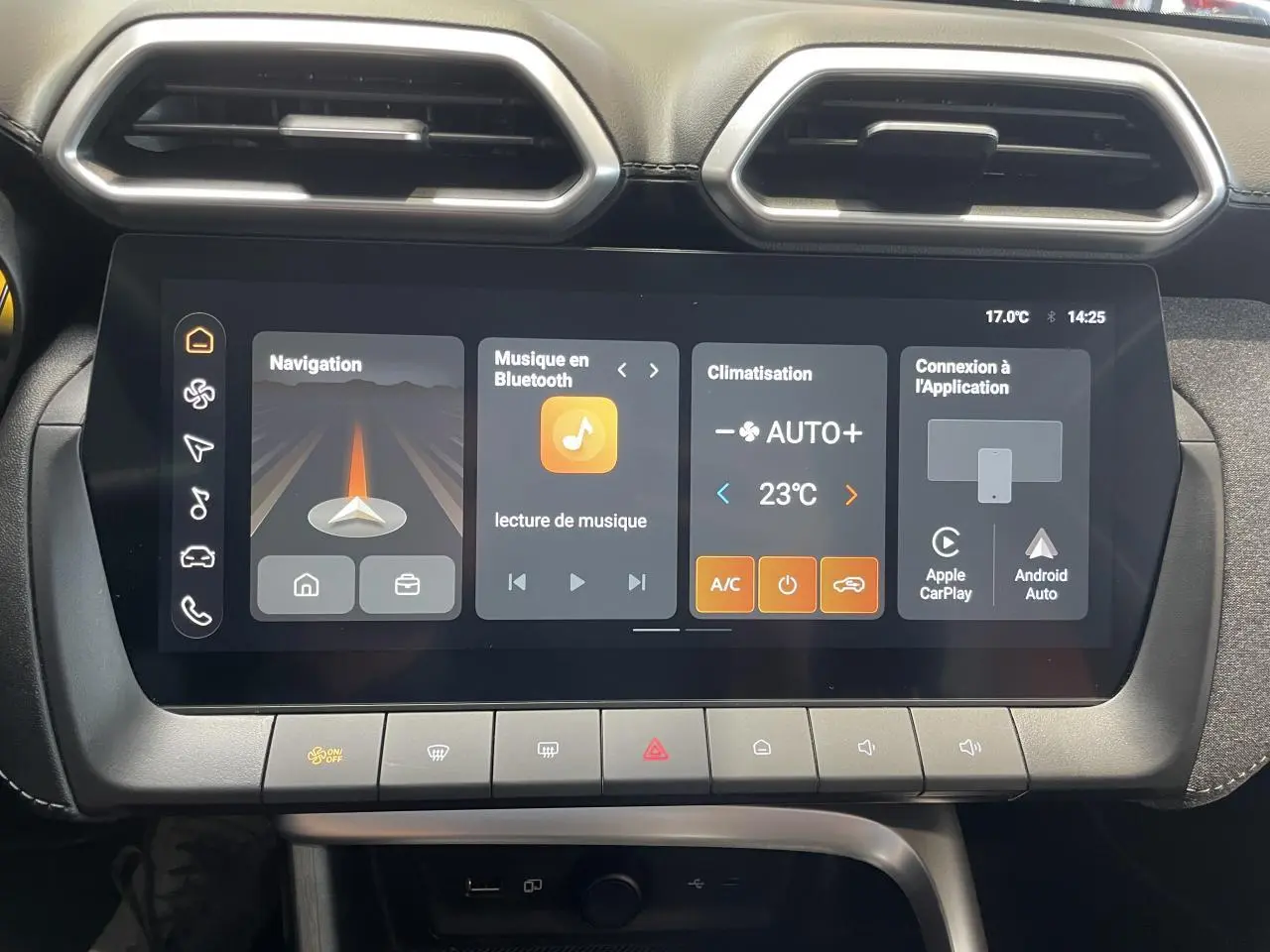 Écran tactile central du MG ZS 1.5 Hybrid+ 2026 affichant navigation, musique Bluetooth et climatisation à 23°C.