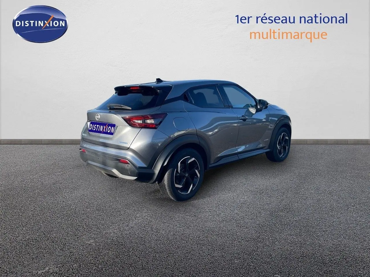 Nissan Juke gris squale métal en 3/4 arrière droit, soulignant ses lignes modernes et ses jantes biton.
