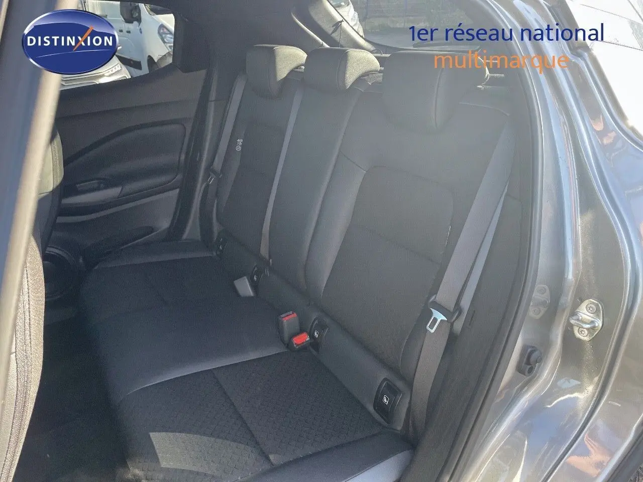 Banquette arrière en tissu noir vue côté droit du Nissan Juke 2024 gris squale métal avec porte ouverte.