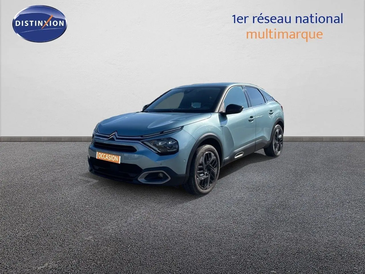 Citroën C4 bleu Iceland Metal vue 3/4 avant droit, avec jantes noires et calandre distinctive.