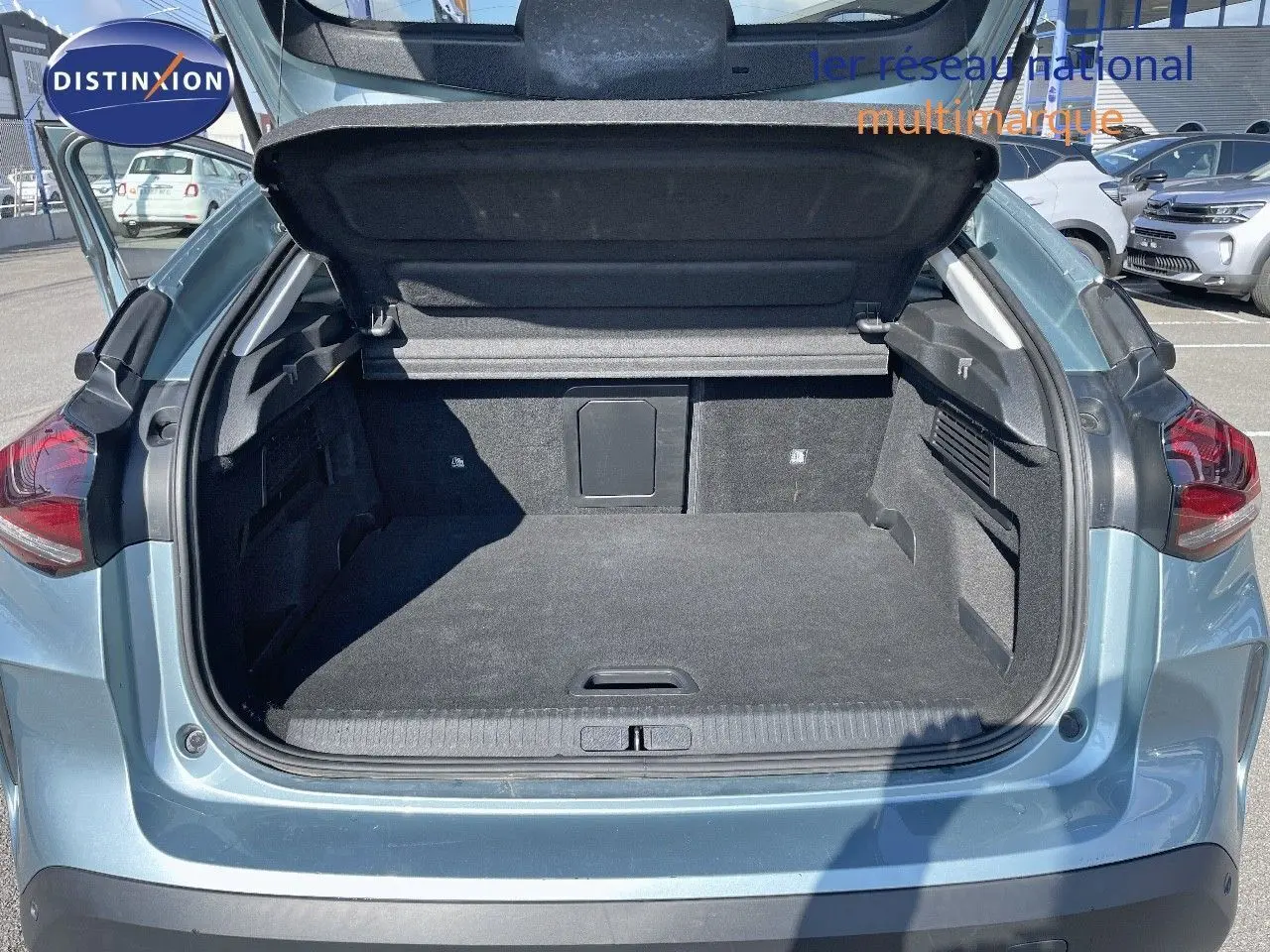 Coffre ouvert vu de l'arrière d'une Citroën C4 2021 bleu Iceland Metal, montrant un espace de chargement spacieux.