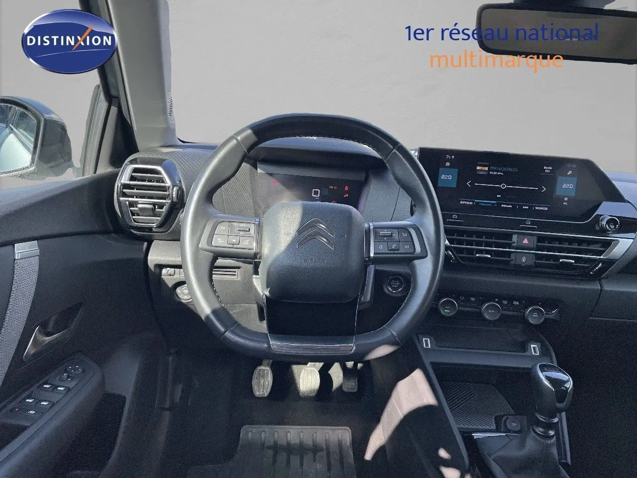 Vue intérieure du poste de conduite de la Citroën C4 2021 avec volant multifonction et écran tactile central.