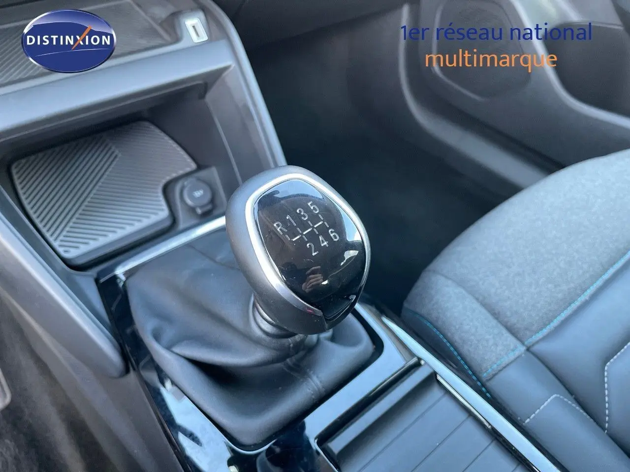 Le levier de vitesses manuel de la Citroën C4 1.2 PureTech 130ch Shine, avec sellerie tissu et cuir noir.