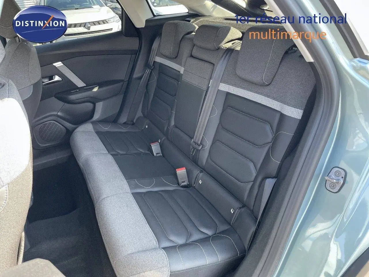 Vue intérieure côté gauche des sièges arrière bi-matière gris et noir du Citroën C4 bleu Iceland Metal 2021.