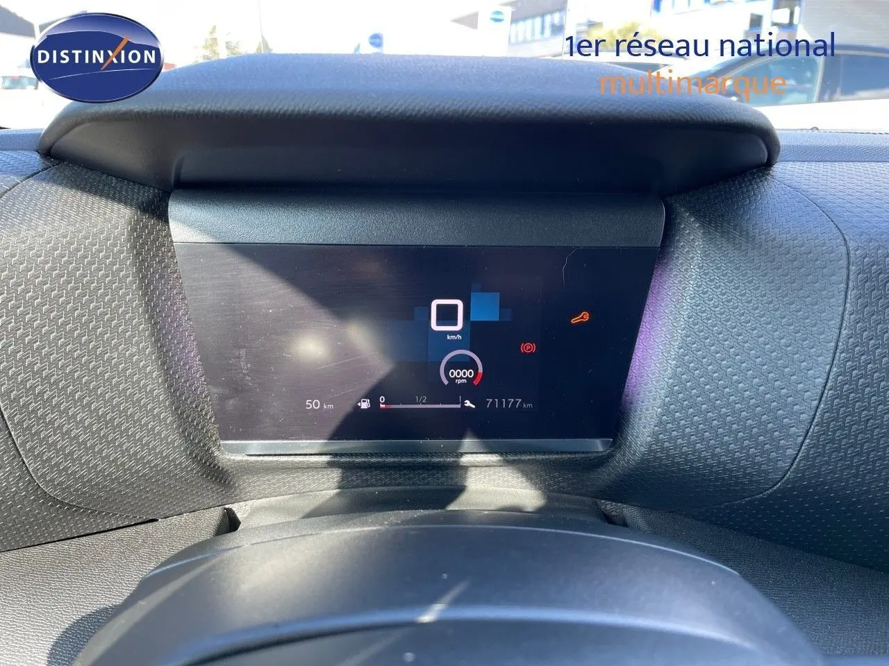 Tableau de bord numérique de Citroën C4 2021, affichant vitesse zéro et 71 177 km, avec éclairage naturel.