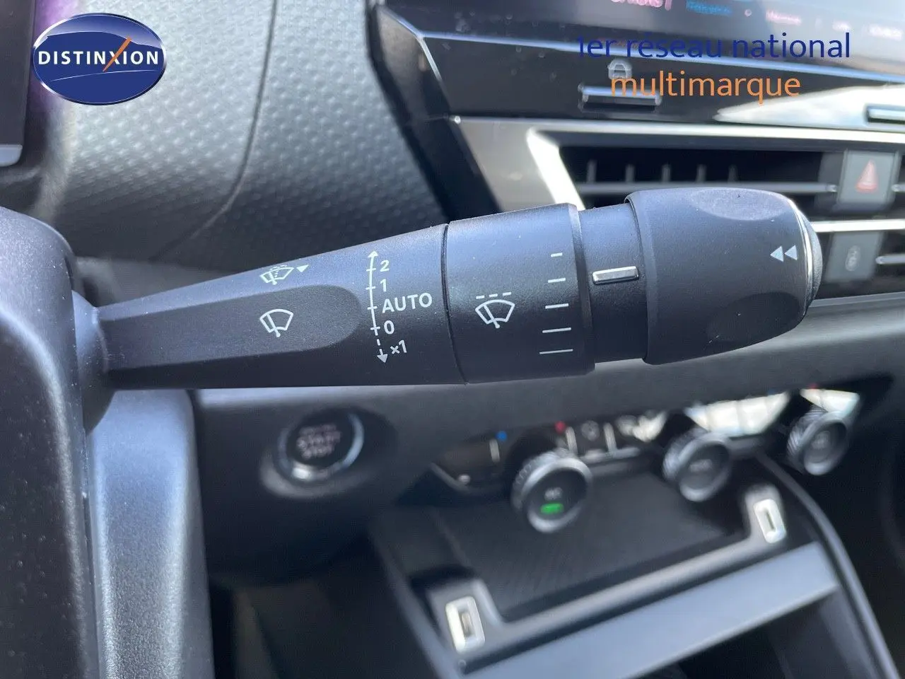 Gros plan sur la commande d’essuie-glace du tableau de bord d’une Citroën C4 bleu Iceland Metal de 2021.